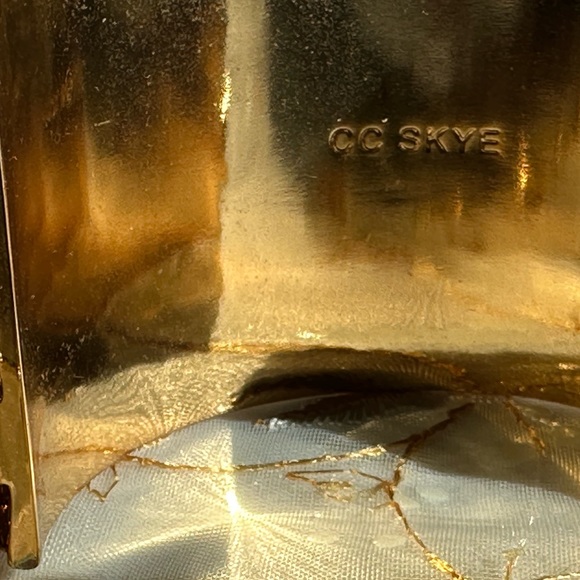 CC Skye Embossed leather cuff with pin and chain fastener - Picture 5 of 8